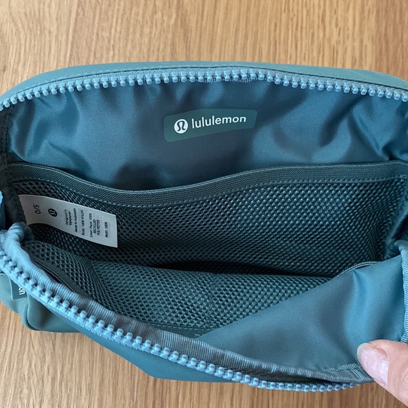 ❤️ Lululemon Large Everywhere Bag 2L in Tidewater Teal NWT - Picture 6 of 7